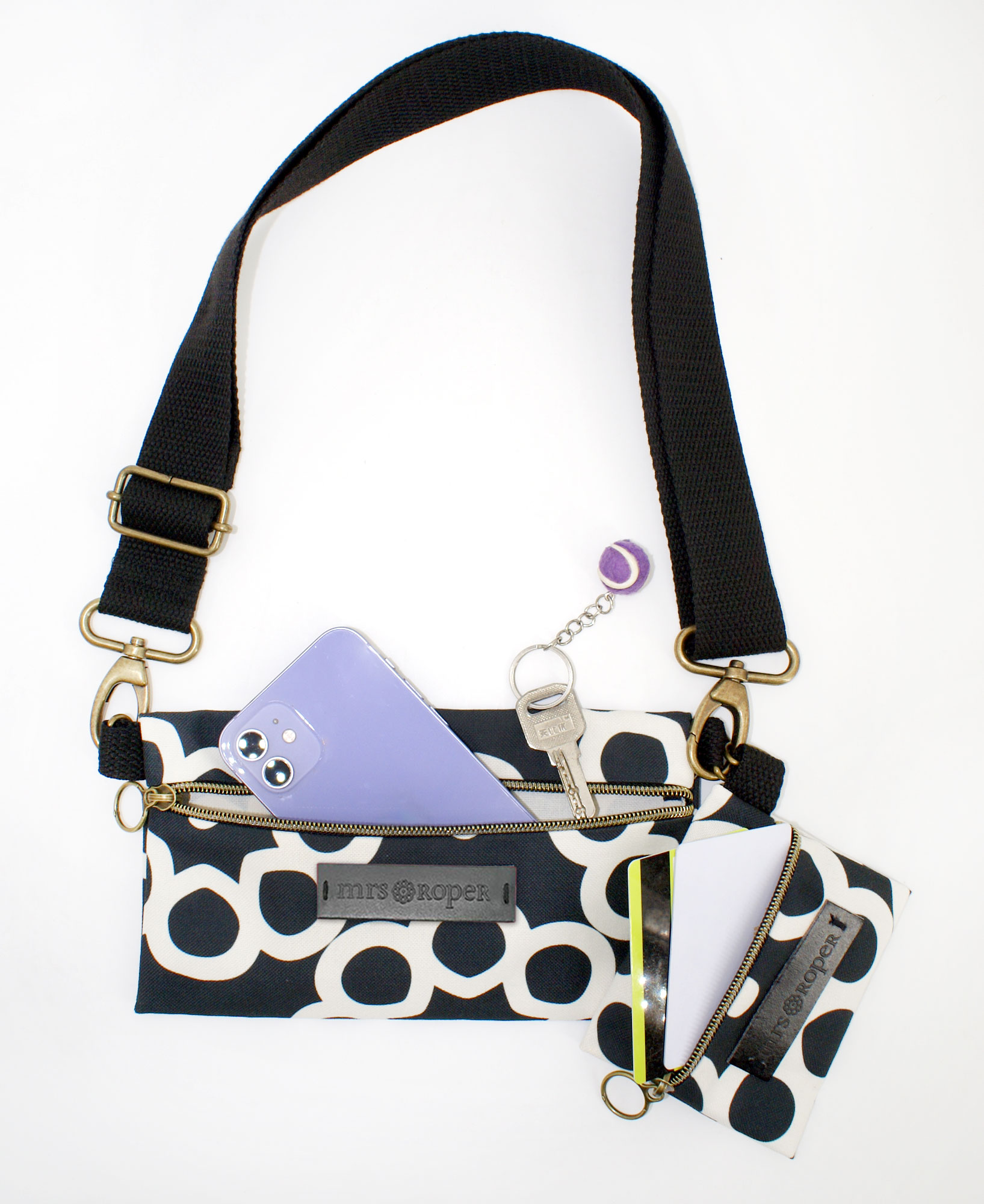Bolso pequeño con monedero de mujer Dúo con estampado geométrico logo blanco y negro, realizado en RPET de la marca mrs Roper.