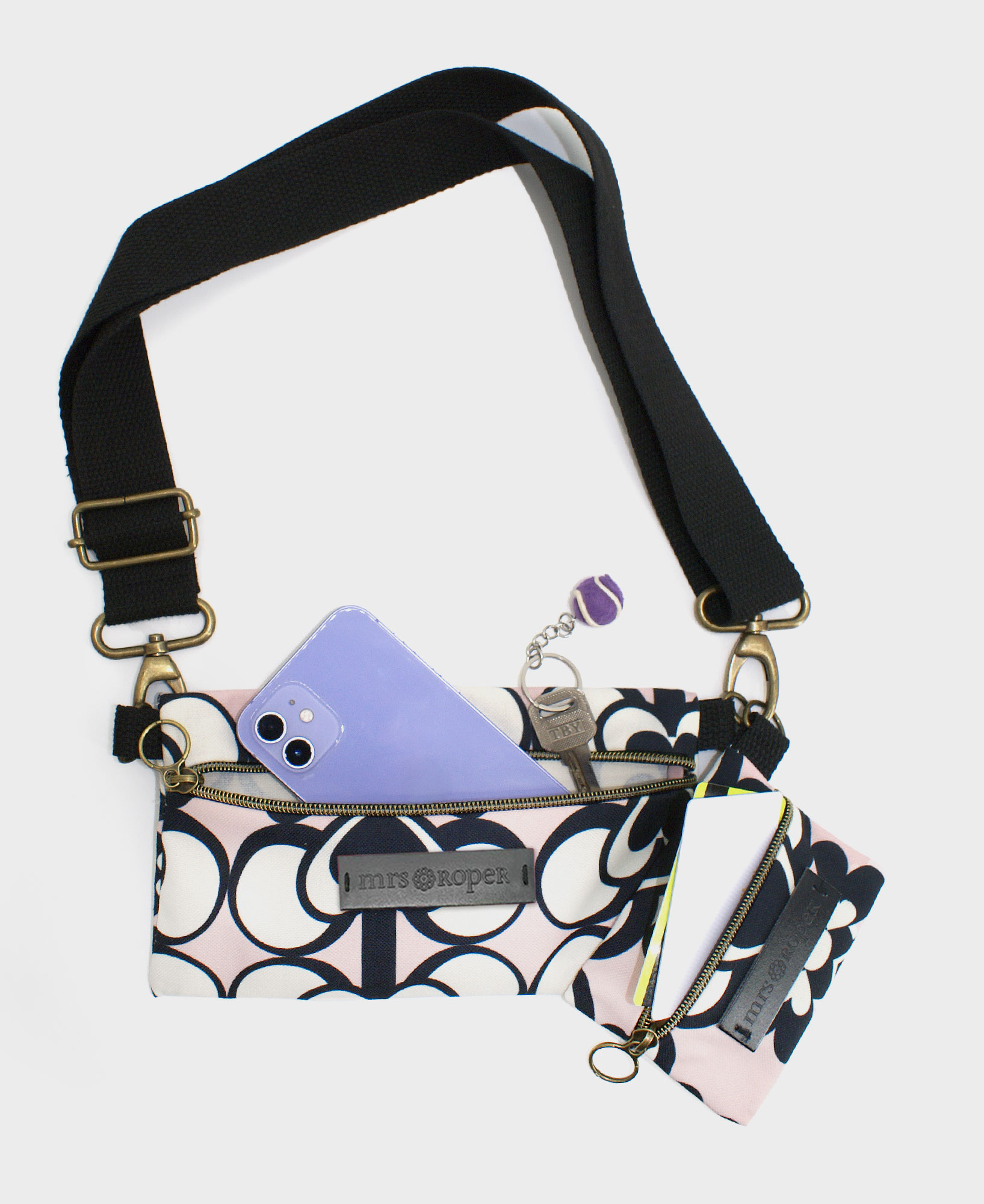 Bolso pequeño con monedero de mujer Dúo con estampado geométrico de corazones rosa, negro y blanco, hecho en tejido RPET de la marca mrs Roper.