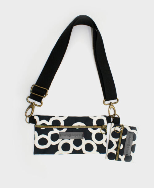 Bolso pequeño con monedero de mujer Dúo con estampado geométrico en blanco y negro, hecho en tejido reciclado RPET de la marca mrs Roper.