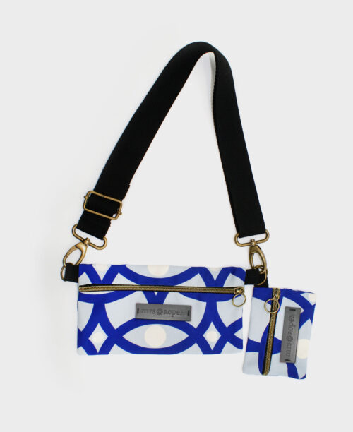 Bolso pequeño con monedero de mujer Dúo con estampado geométrico en azul y blanco, hecho en tejido RPET de la marca mrs Roper.