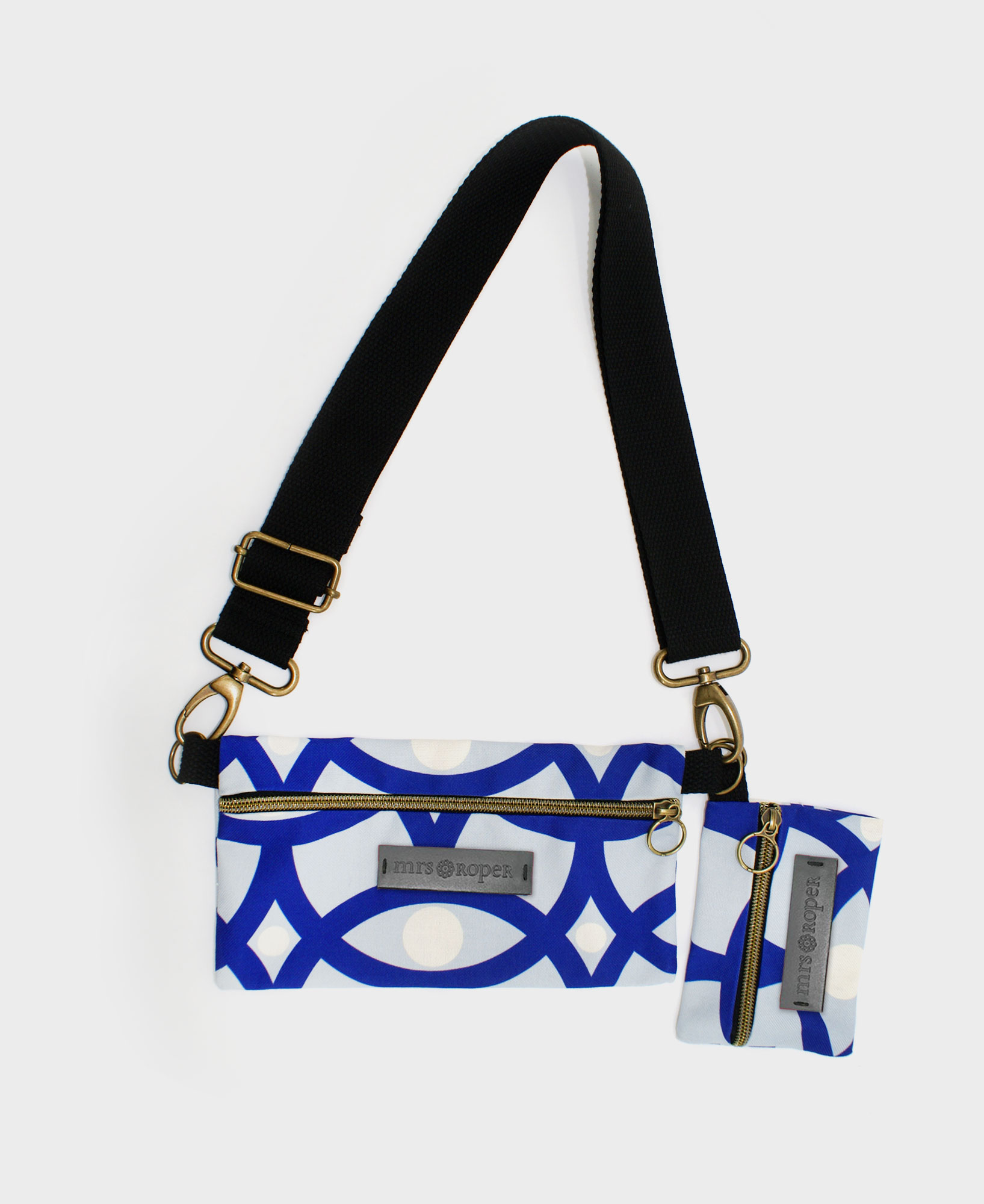Bolso pequeño con monedero de mujer Dúo con estampado geométrico en azul y blanco, hecho en tejido RPET de la marca mrs Roper.