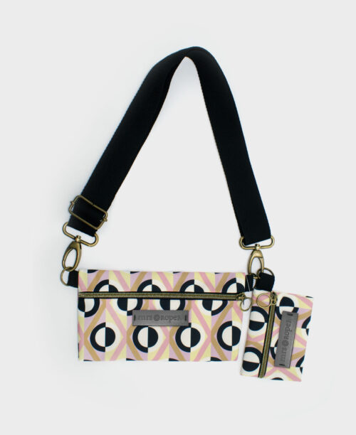 Bolso pequeño con monedero de mujer Dúo con estampado geométrico de rombos en negro, blanco, beige y rosa, realizado en tejido RPET de la marca mrs Roper.