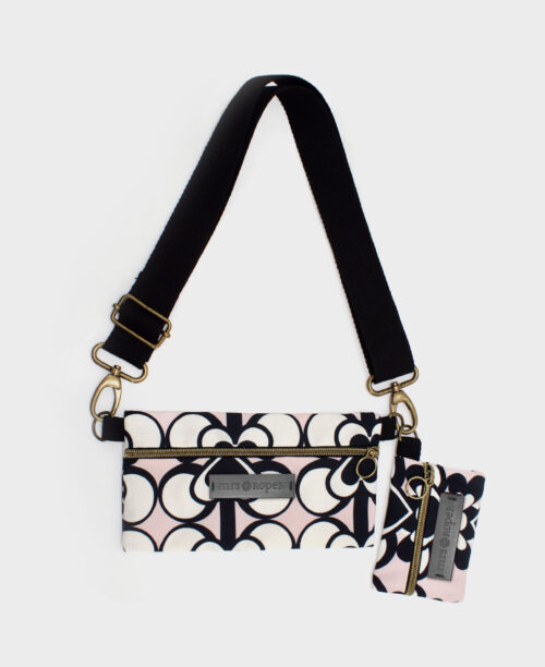 Bolso pequeño con monedero de mujer con estampado geométrico de corazones en rosa, negro y blanco, hecho en tejido RPET de la marca mrs Roper.