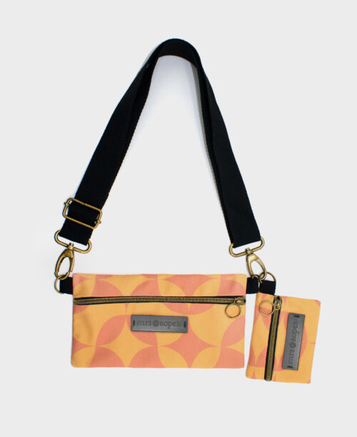 Bolso pequeño con monedero de mujer Dúo con estampado geométrico naranja hecho con tejido RPET de la marca mrs Roper.