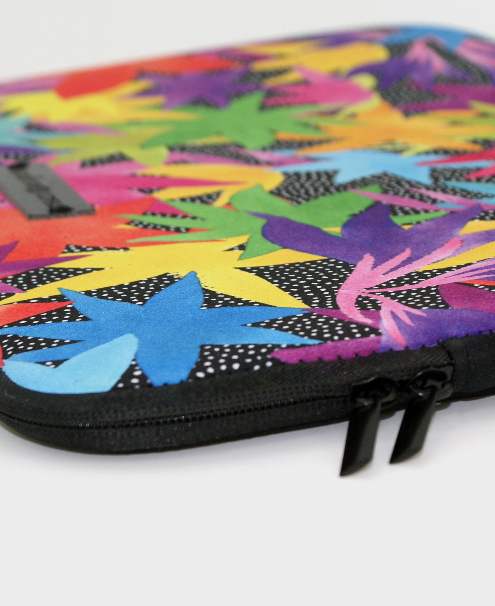 Funda de ordenador con estampado de flores multicolor, realizada en neopreno de la marca mrs Roper.