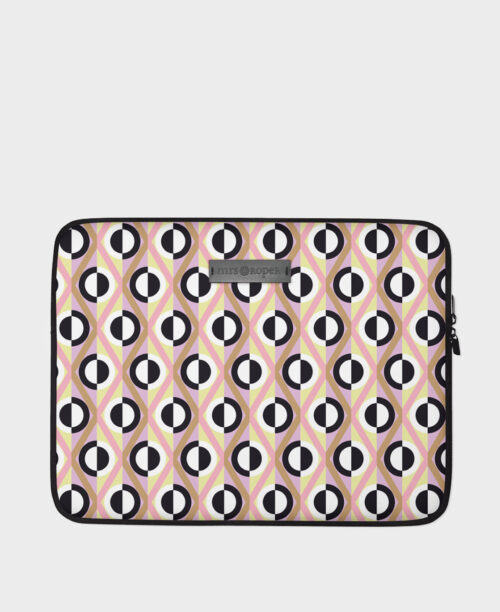 Funda de ordenador con estampado geométrico de rombos en negro, blanco y beige, hecha en neopreno de la marca mrs Roper.