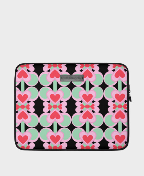 Funda de ordenador con estampado geométrico de corazones rojos, negra y verde hecha en neopreno de la marca mrs Roper.