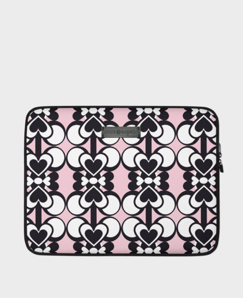 Funda de ordenador con estampado geométrico de corazones blanco, negro y rosa, hecha en neopreno de la marca mrs Roper.