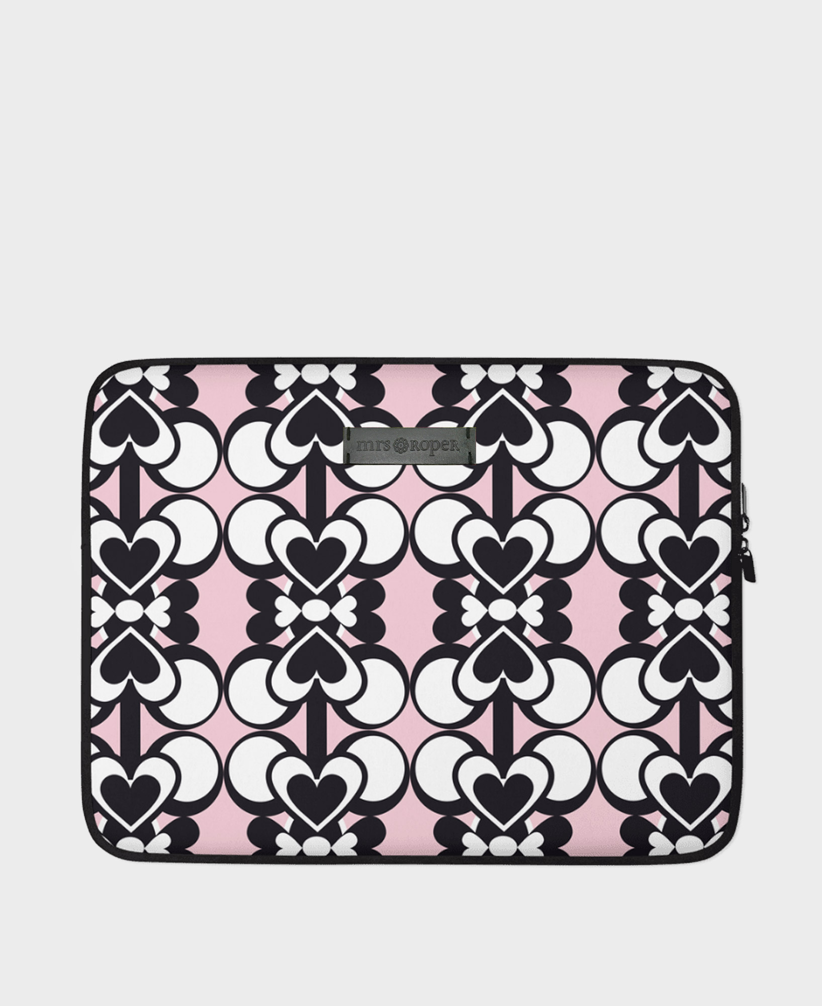 Funda de ordenador con estampado geométrico de corazones blanco, negro y rosa, hecha en neopreno de la marca mrs Roper.