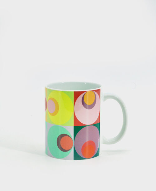 Taza tipo mug con estampado geométrico de círculos multicolor, de la marca mrs Roper.