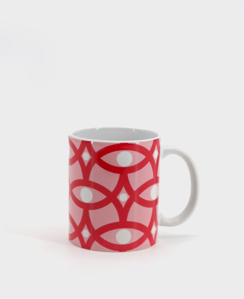 Taza tipo mug con estampado geométrico en rosa y fucsia, de la marca mrs Roper.