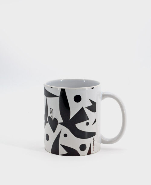 Taza tipo mug con estampado de pájaros en color blanco y negro de la marca mrs Roper.