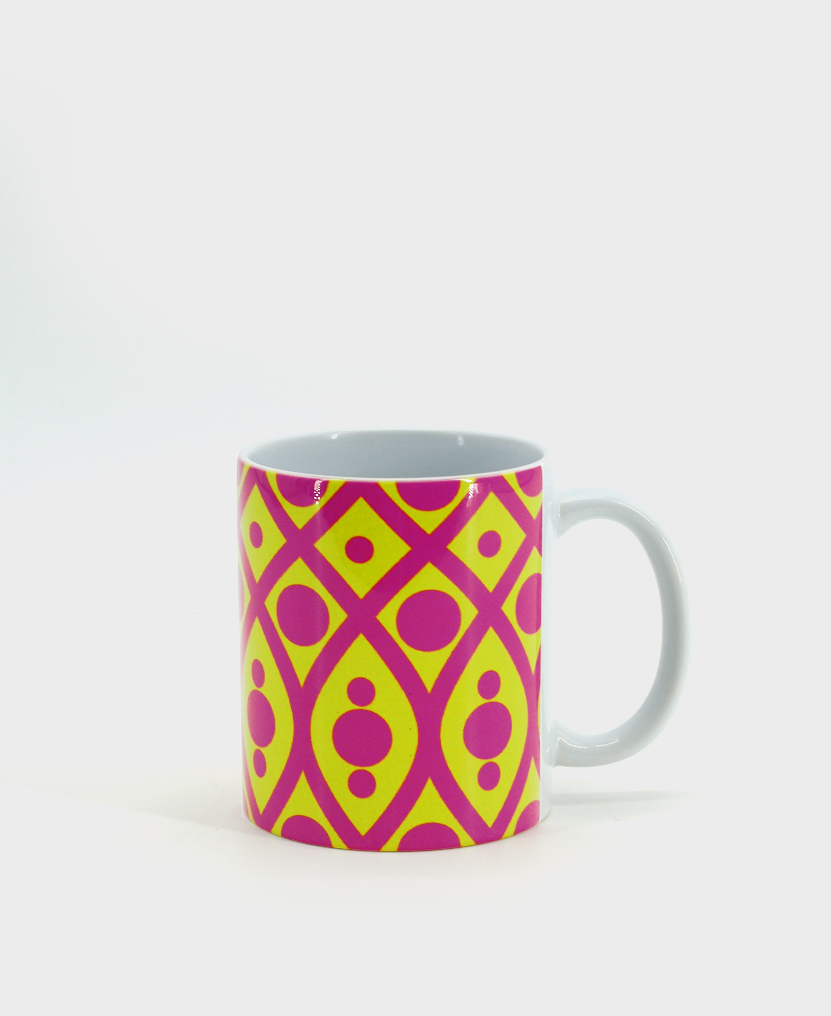Taza tipo mug con estampado geométrico lima y morado de la marca mrs Roper.