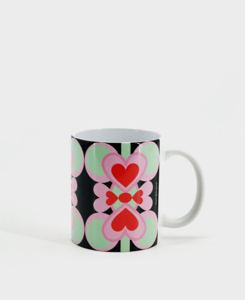 Taza tipo mug con estampado geométrico de corazones rojo, negro y verde de la marca mrs Roper.