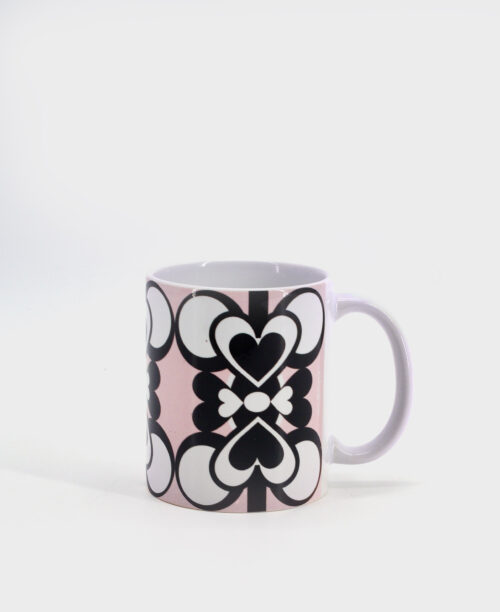 Taza tipo mug con estampado geométrico de corazones rosa, blanco y negro de la marca mrs Roper.