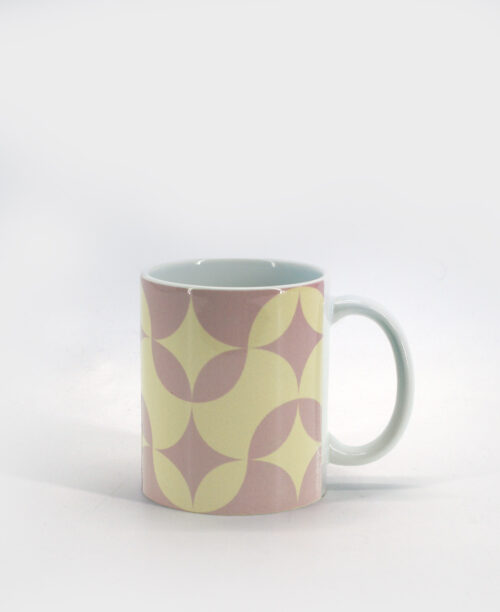 Taza tipo mug con estampado geométrico lila y vainilla de la marca mrs Roper.