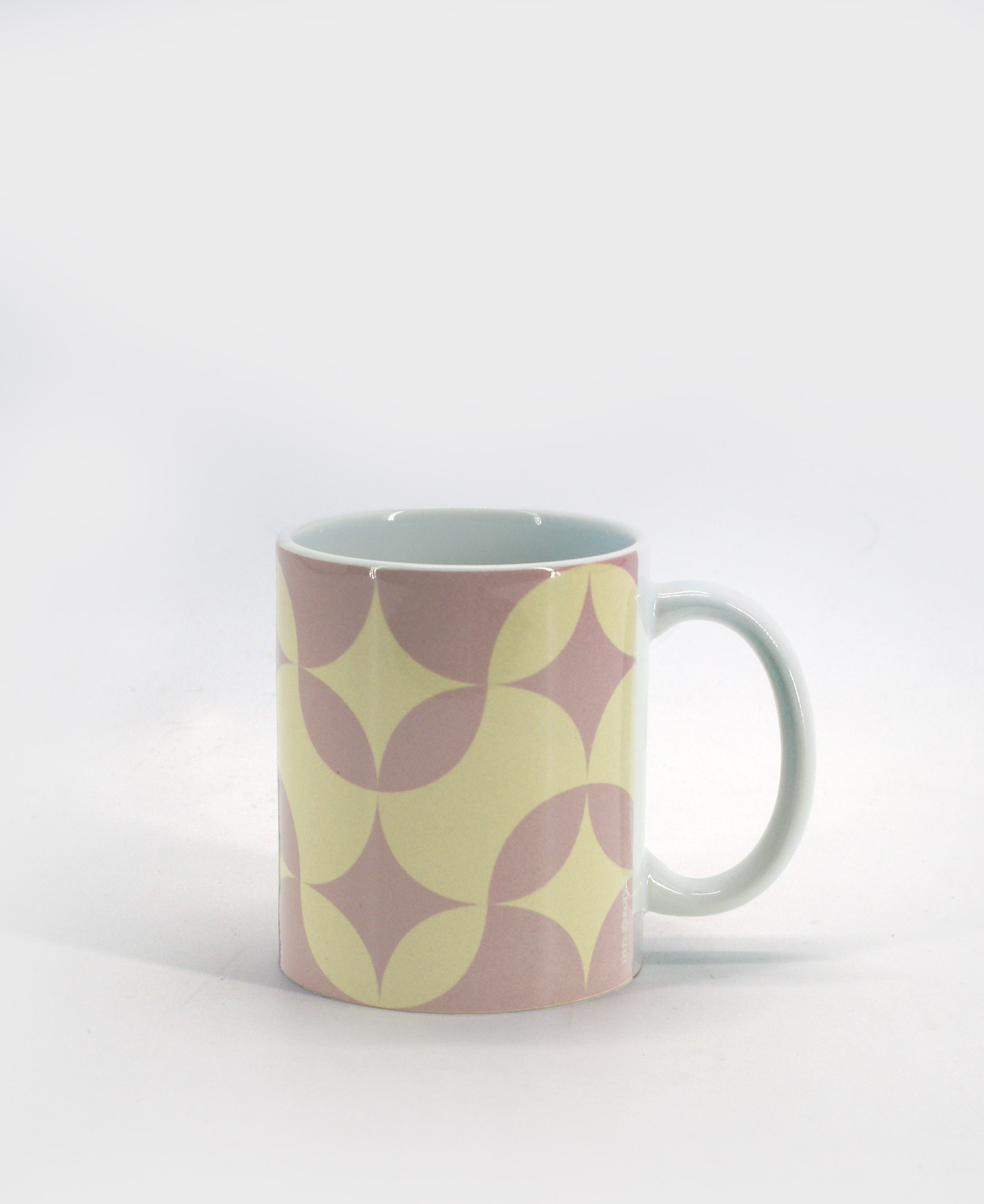 Taza tipo mug con estampado geométrico lila y vainilla de la marca mrs Roper.