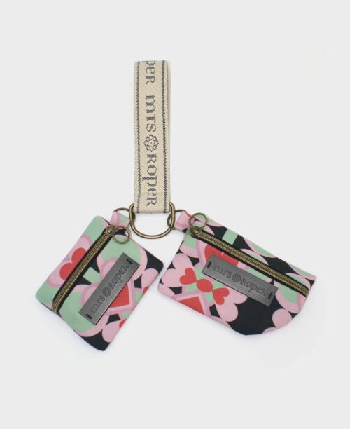 Llavero monedero pequeño doble de mujer hecho de tejido reciclado RPET con estampado de corazones en negro, rosa y verde de la marca Mrs. Roper.