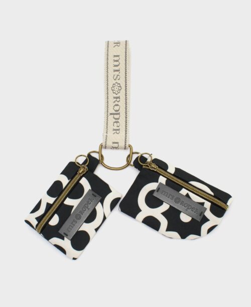 Llavero monedero pequeño doble de mujer hecho de tejido reciclado RPET con estampado geométrico en negro y blanco de la marca Mrs. Roper.