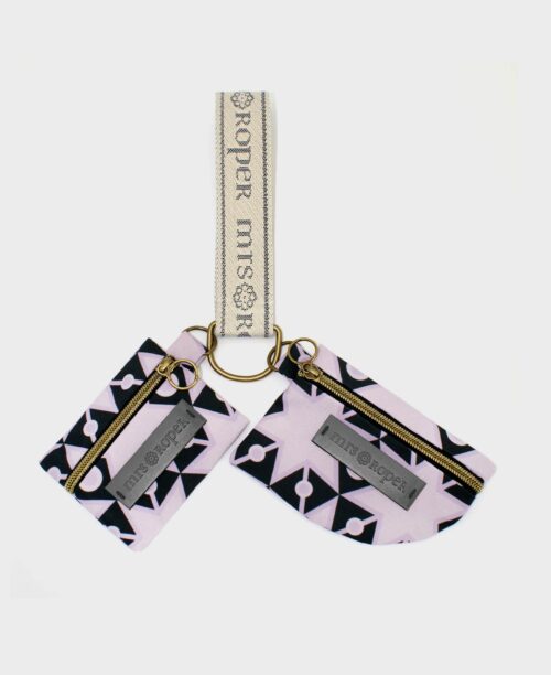 Llavero monedero pequeño doble de mujer hecho de tejido reciclado RPET con estampado de estrellas en negro y lila de la marca Mrs. Roper.
