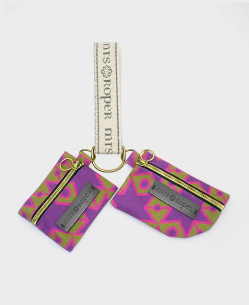 Llavero monedero pequeño doble de mujer hecho de tejido reciclado RPET con estampado geométrico de estrellas en verde y morado de la marca Mrs. Roper.