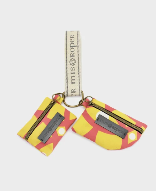 Llavero monedero pequeño doble de mujer hecho con tejido reciclado RPET, amarillo y fucsia de la marca mrs Roper