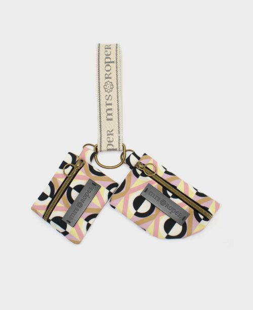 Llavero monedero pequeño doble de mujer hecho de tejido reciclado RPET con estampado geométrico de rombos en lila, ocre y negro de la marca Mrs. Roper.