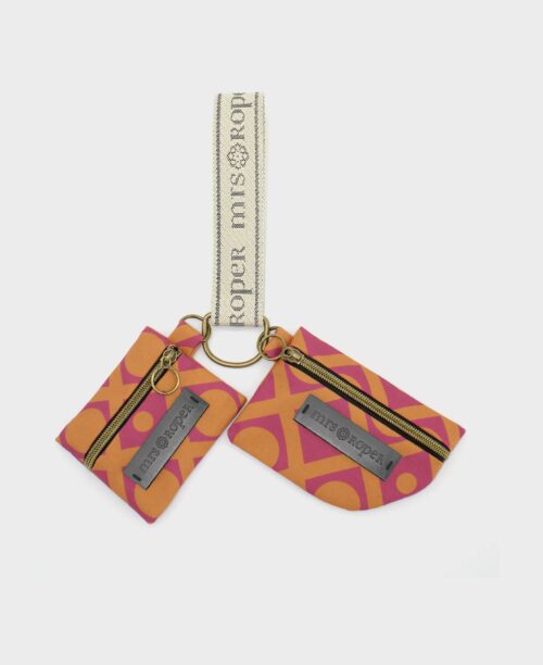 Llavero monedero pequeño doble de mujer hecho de tejido reciclado RPET con estampado geométrico en tonos naranja y fucsia de la marca Mrs. Roper.