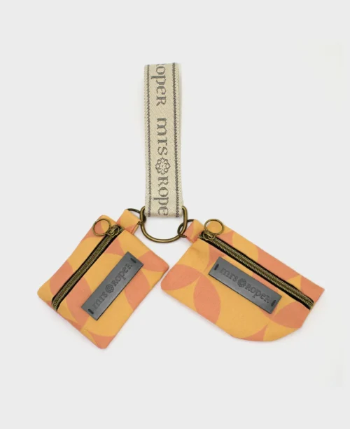 Llavero monedero pequeño doble de mujer hecho de tejido reciclado RPET con estampado de ondas geométrico en tonos naranja, de la marca Mrs. Roper.