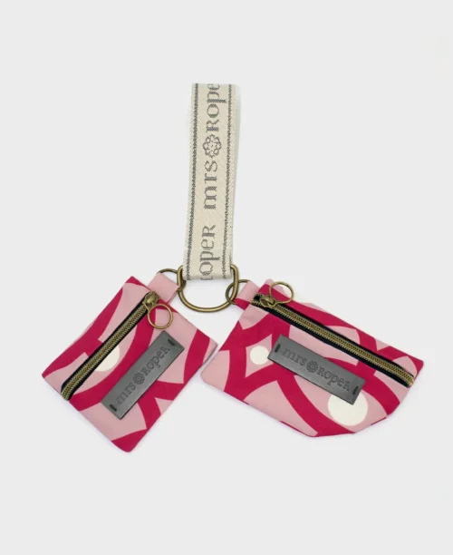 Llavero monedero pequeño doble de mujer hecho de tejido reciclado RPET con estampado geométrico en color rosa y fucsia de la marca Mrs. Roper.
