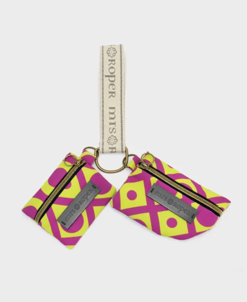 Llavero monedero pequeño doble de mujer hecho de tejido reciclado RPET con estampado geométrico en fucsia y verde lima de la marca Mrs. Roper.