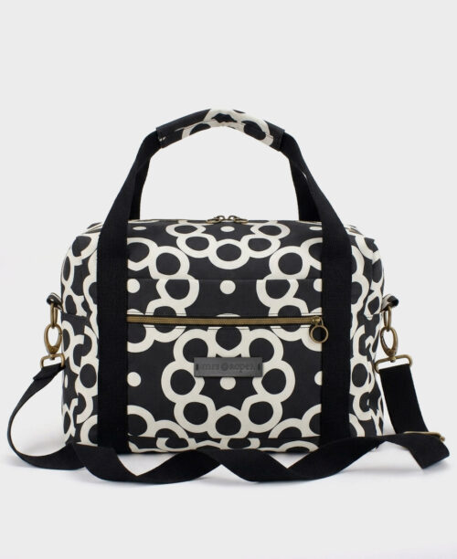 Bolsa de viaje hecha de tejido reciclado RPET con estampado geométrico en negro y blanco de la marca Mrs. Roper.